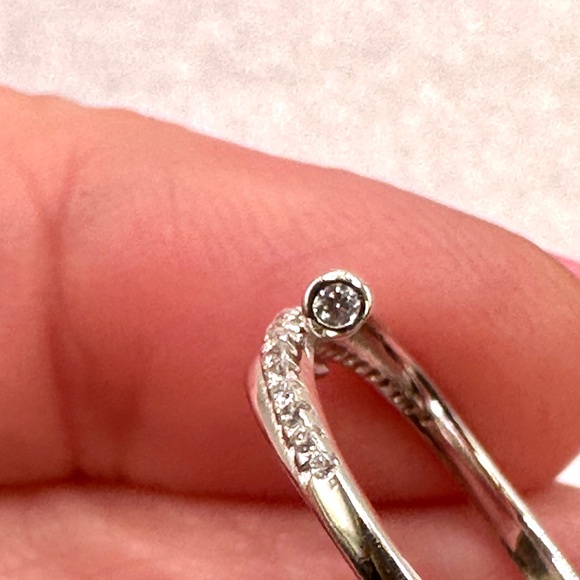 Elegant Sterling Silver Ring decorated with CZ - Picture 5 of 6